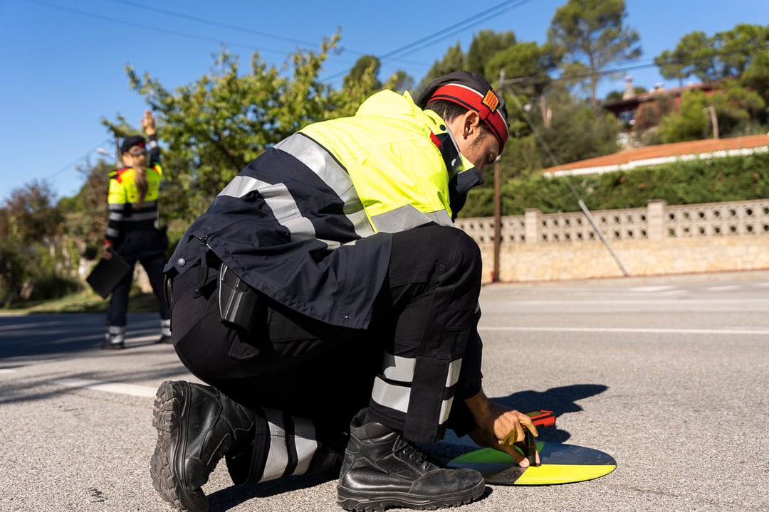 Mossos d'Esquadra analitzant l'escenari d'un sinistre de trànsit. SCT