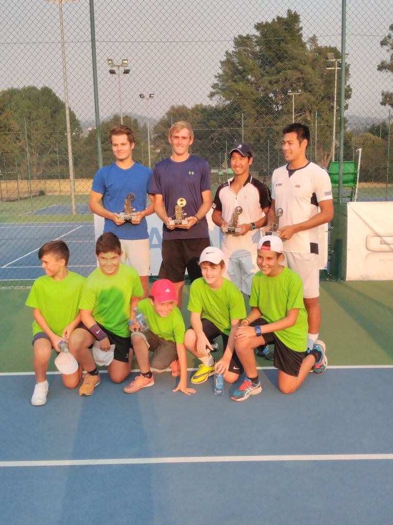 Campeones y finalistas del torneo Futures Cidade de Ourense 2016, con recogepelotas, en el Club Santo Domingo