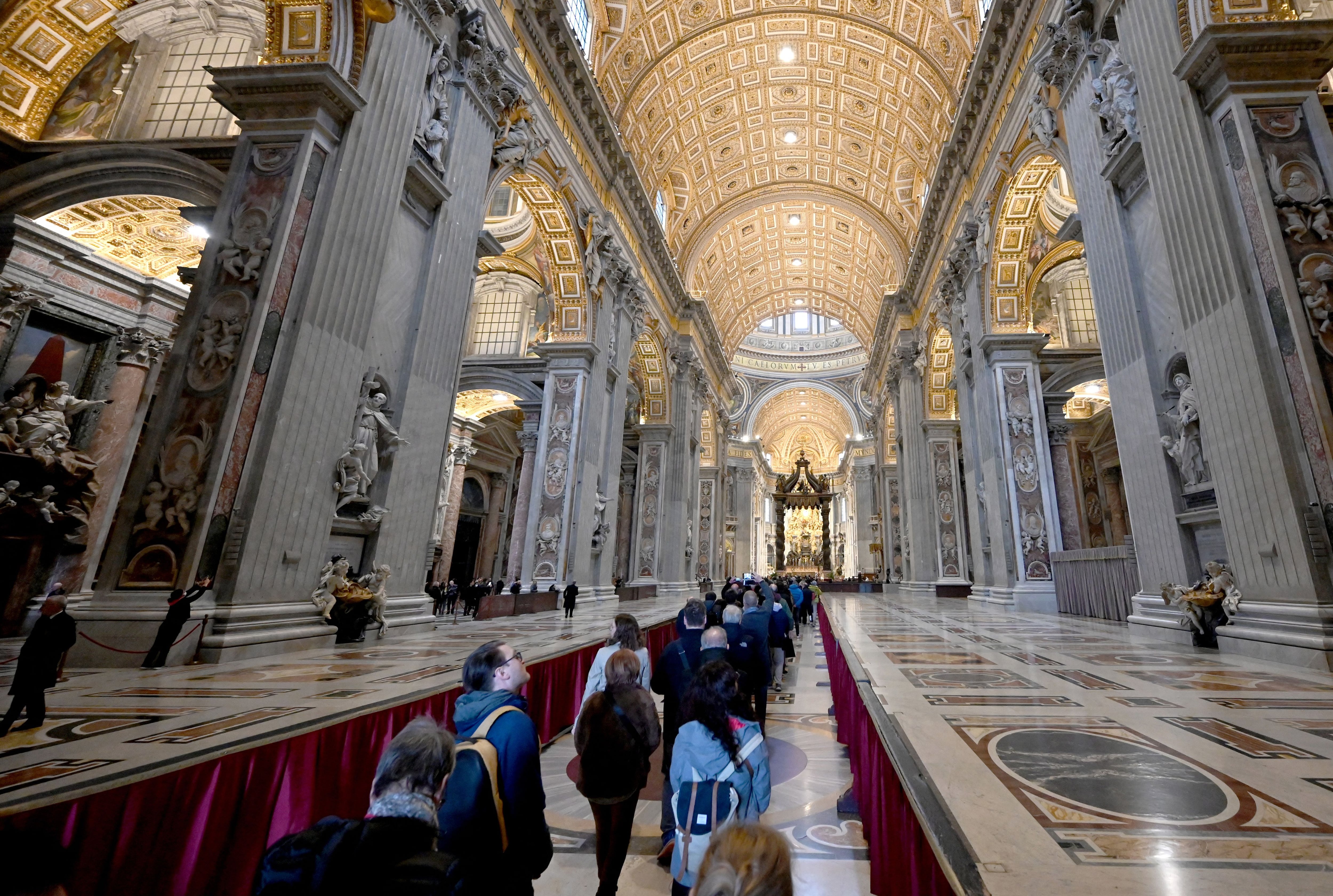 Abre la capilla ardiente de tres días en el Vaticano para despedir a Benedicto XVI.