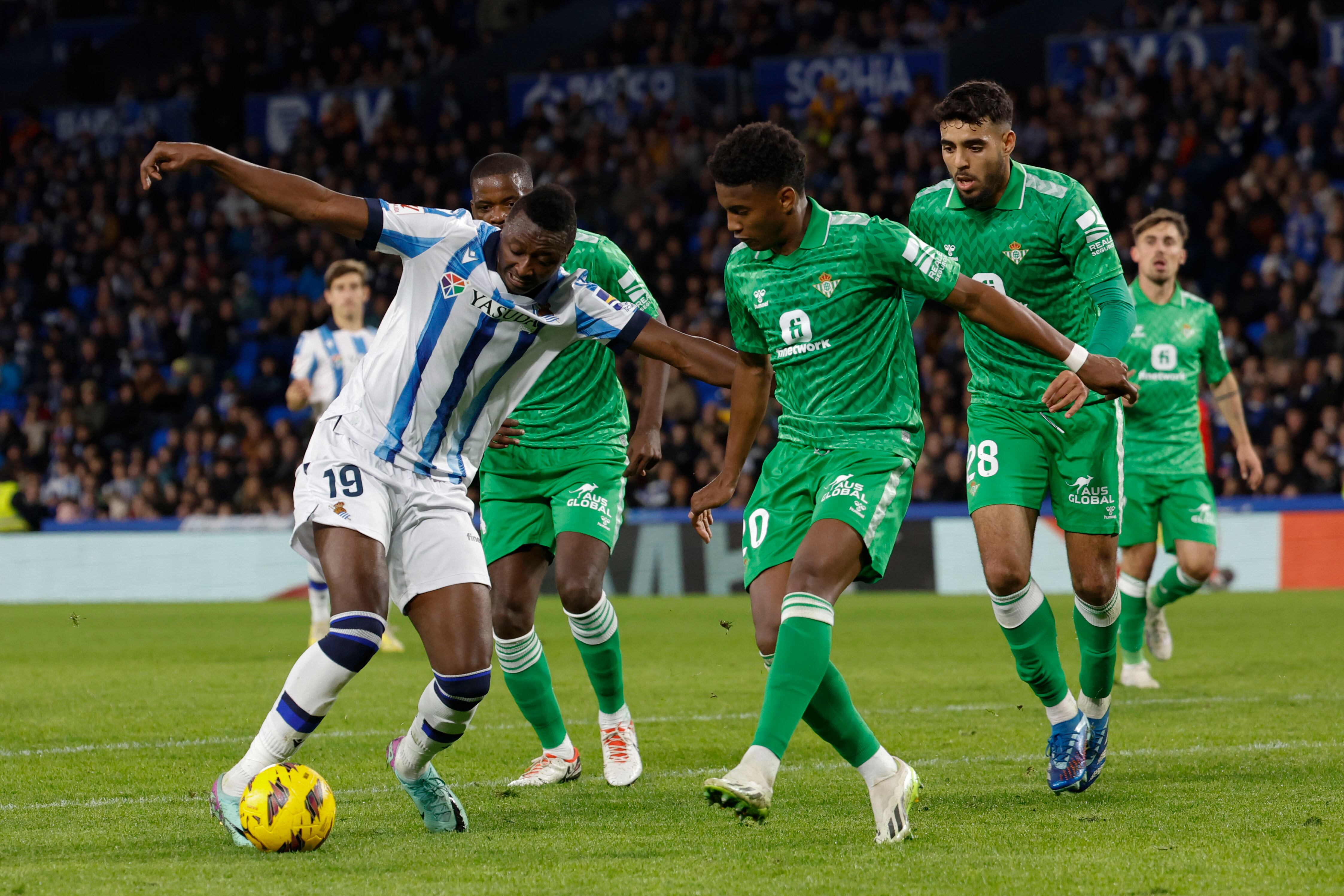 SAN SEBASTIÁN, 17/12/2023.- El delantero nigeriano de la Real Sociedad Sadiq Umar (i) disputa un balón con el defensa brasileño del Betis Abner Vinícius (2d) durante el encuentro entre Real Sociedad y Betis correspondiente a la jornada 17 de LaLiga Santander, este domingo en el Reale Arena de San Sebastián. EFE/ Javier Etxezarreta
