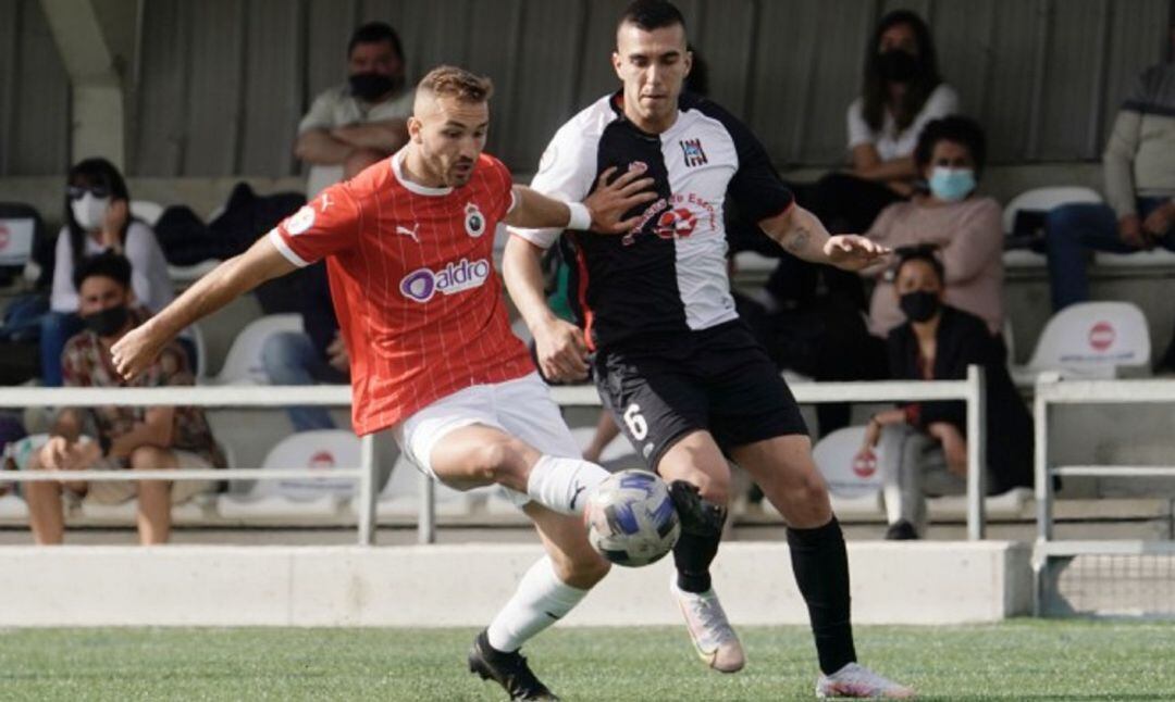 Cañizo protege el balón ante la presión de José Carlos