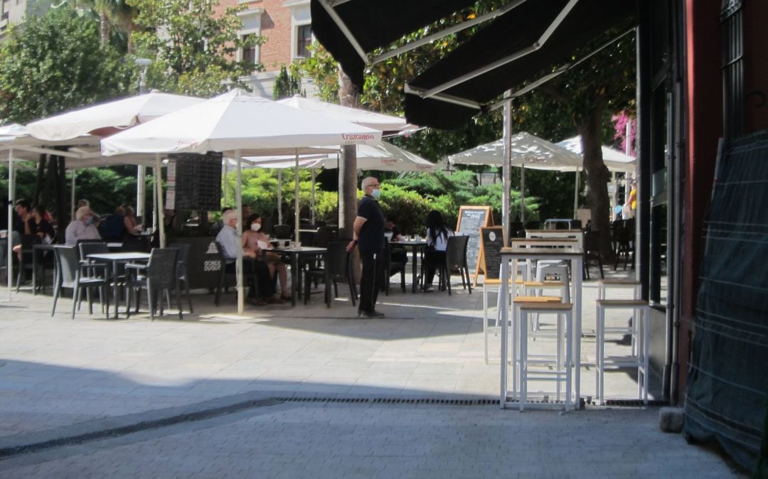 Varias personas en una terraza de Jaén con mascarilla.