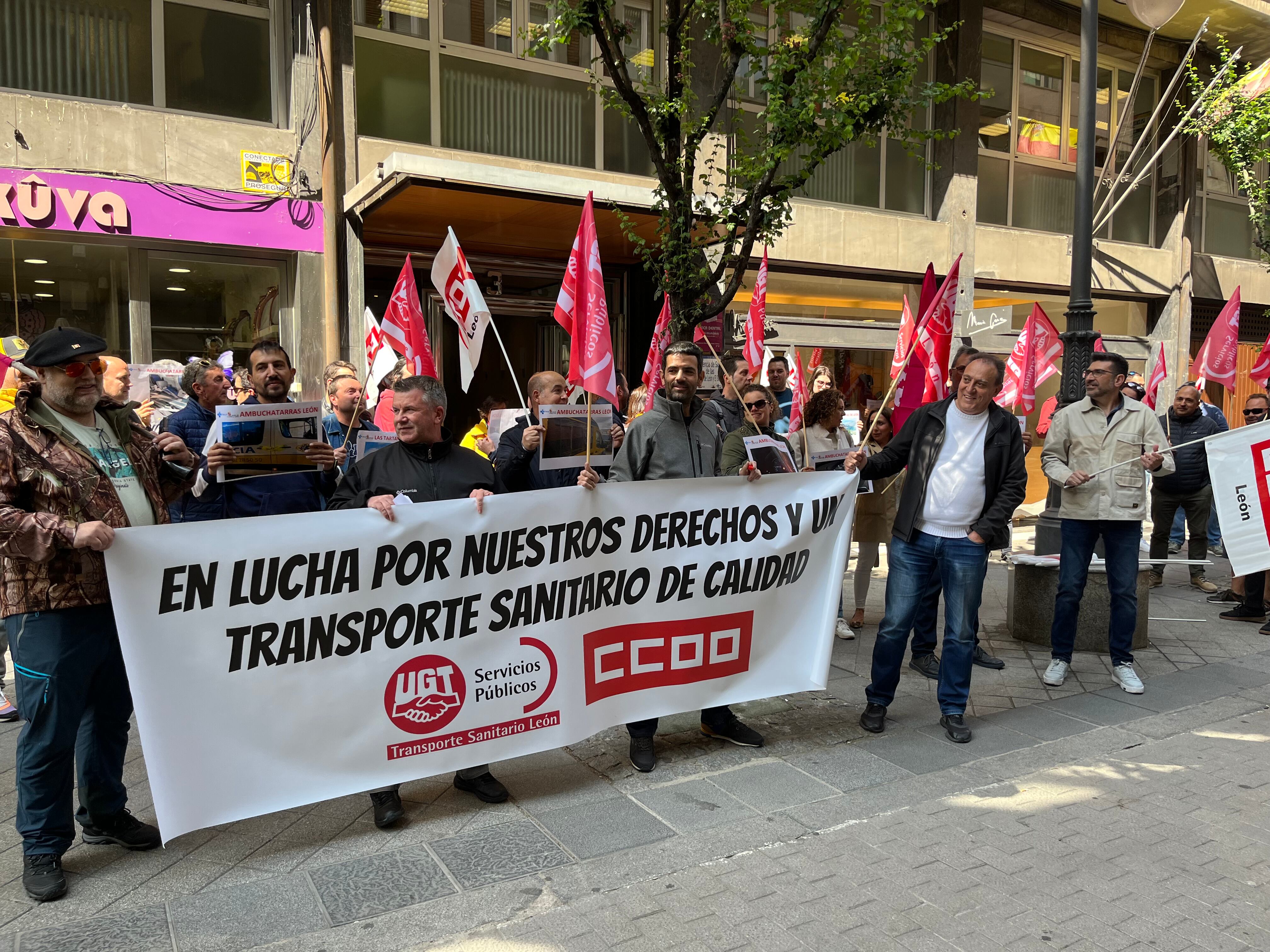 Los trabajadores del transporte sanitario protestan frente a la sede del Sacyl en León