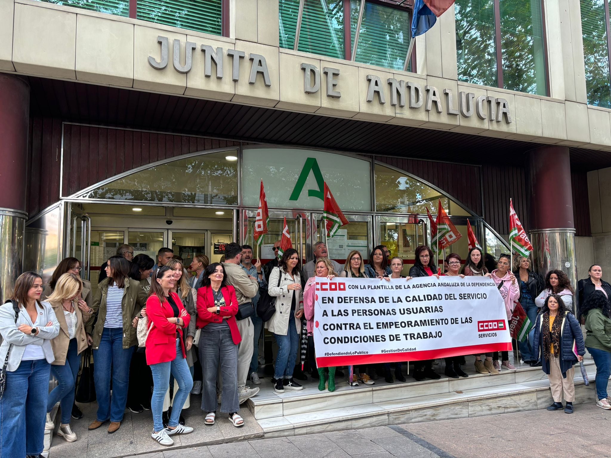 Protesta celebrada este martes en Jaén, organizada por Comisiones Obreras, a favor de la plantilla de la Agencia andaluza de la Dependencia.