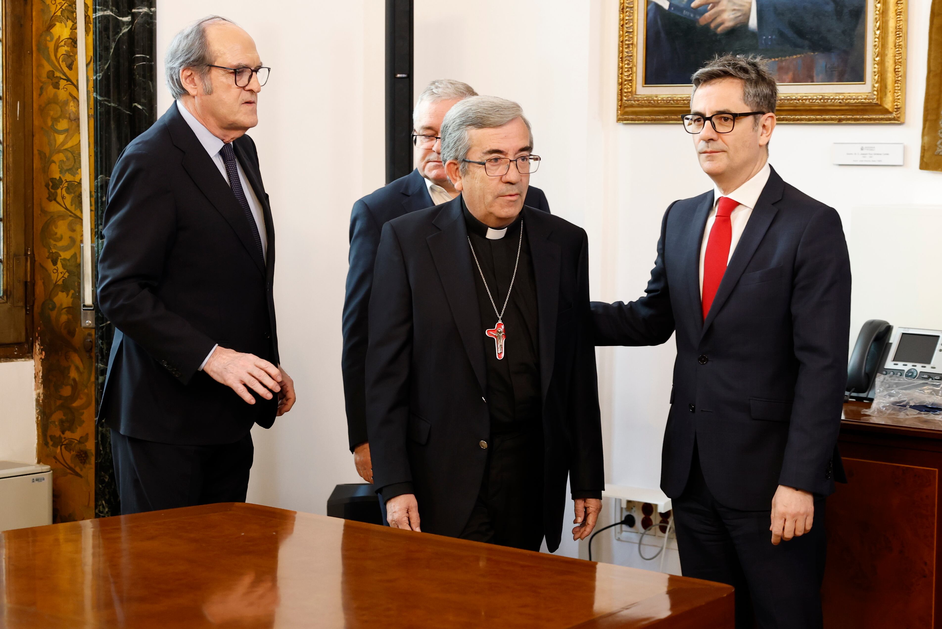 El Gobierno, el Defensor del Pueblo y la Iglesia firman la puesta en marcha del nuevo sistema de reconocimiento y reparación a las víctimas de abusos. EFE/ Chema Moya
