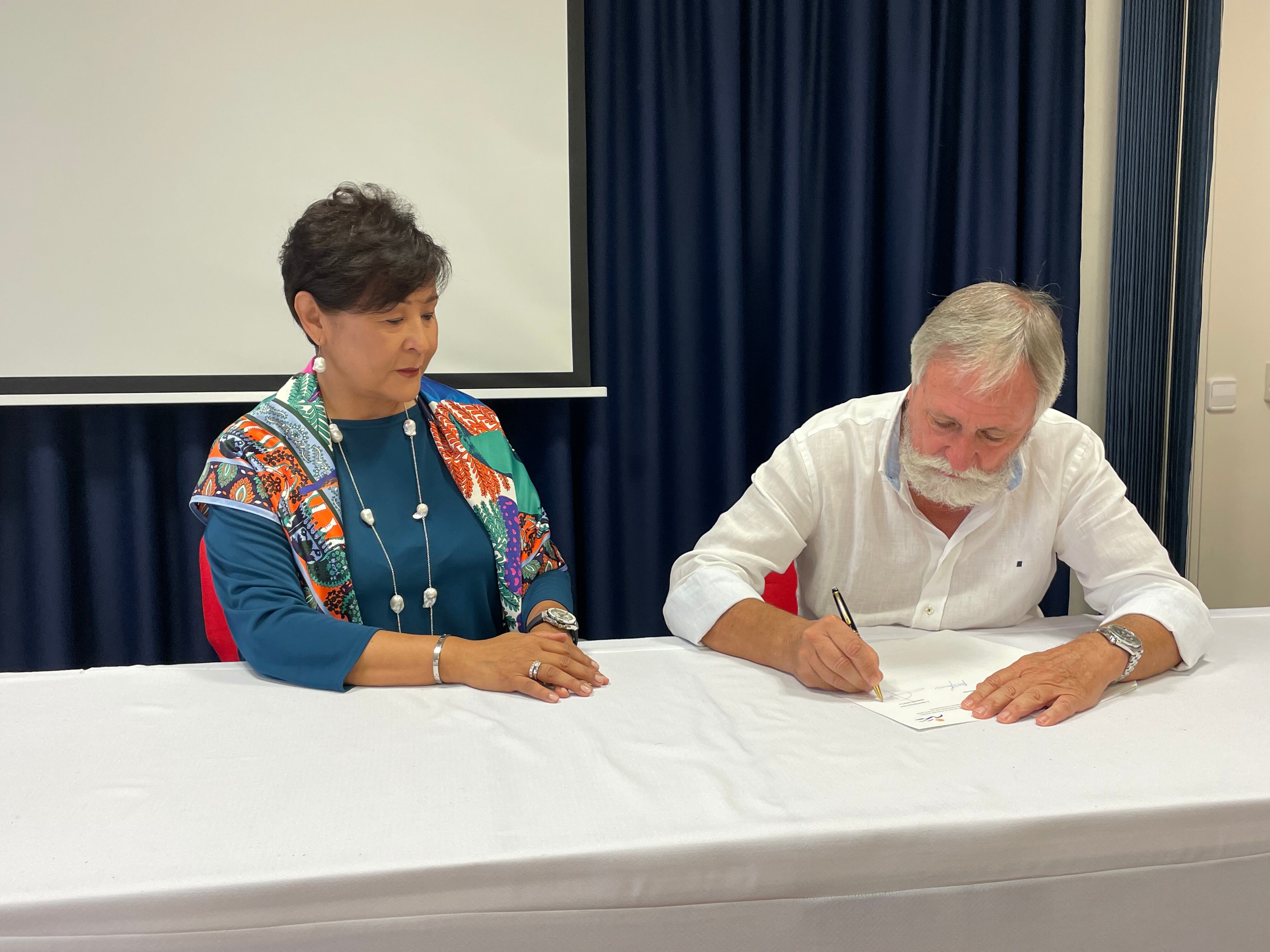 Momento de la firma del convenio de colaboración, entre Gabriel Martínez y Ana Vasbinder.