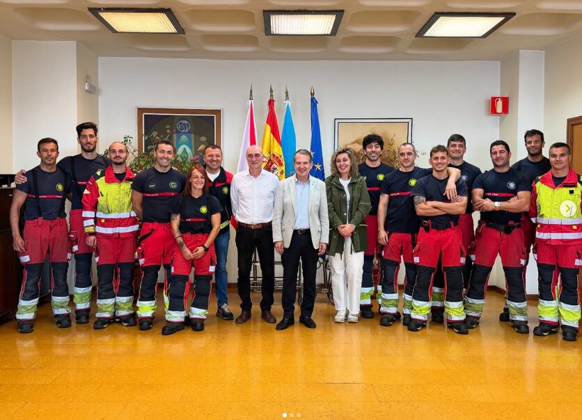 Abel Caballero recibe a los bomberos de Vigo que participaron en la extinción de los incendios del mes de agosto