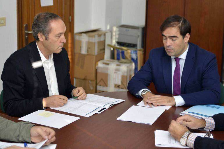El director Xeral de Administración Local, Alberto Pazos con el alcalde de Soutomaior en la reunión mantenida el 13 de octubre para la reforma de la ley de Área Metropolitana de Vigo