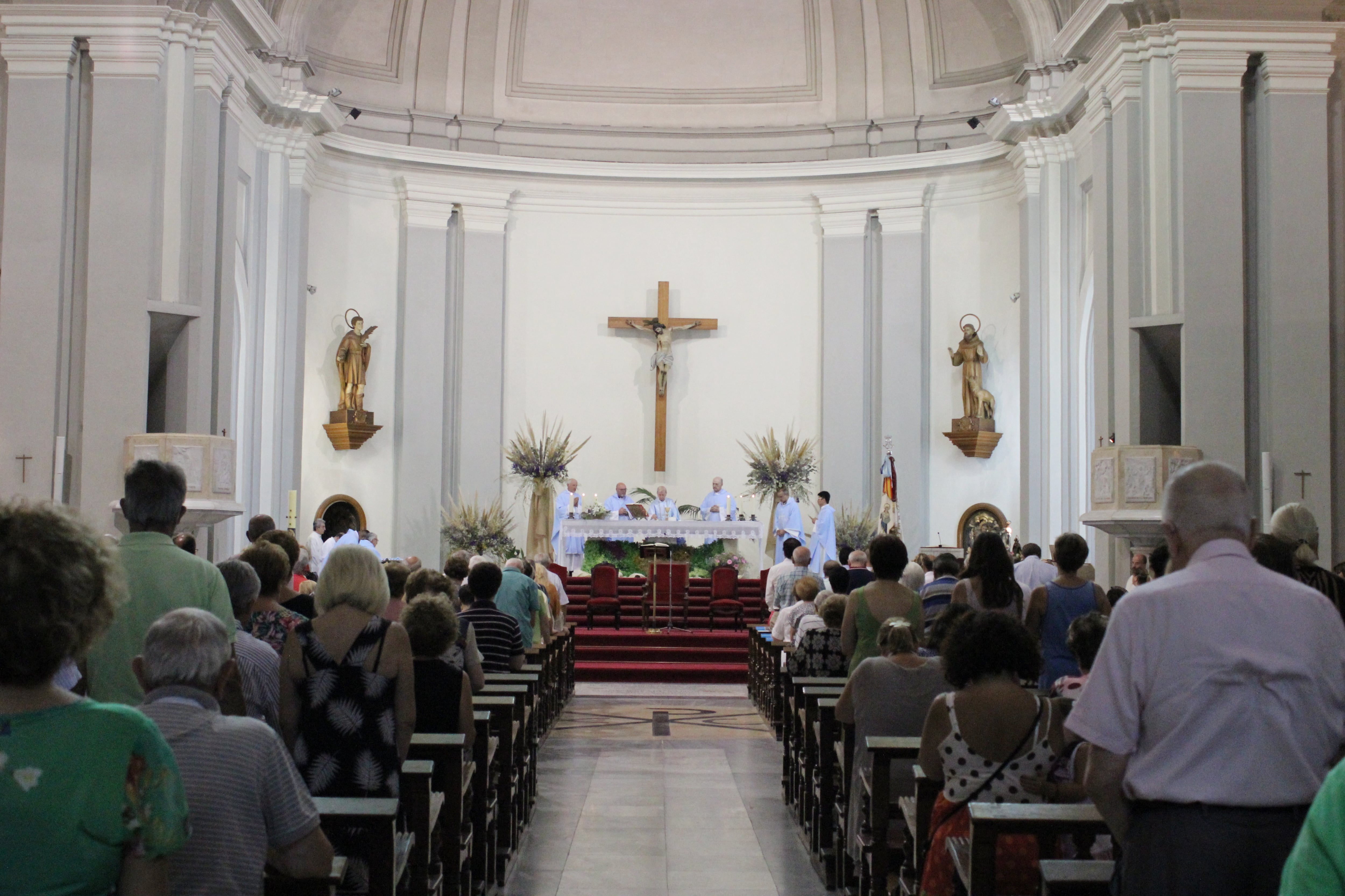 La iglesia de San Mauro y San Francisco ha acogido la misa en honor a la Virgen de los Lirios.