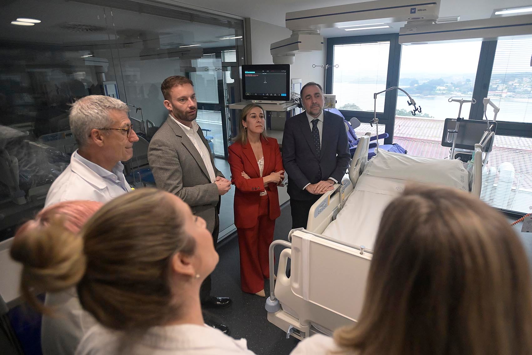 A Coruña.- O conselleiro de Sanidade, Julio García Comesaña, e a conselleira de Infraestruturas e Mobilidade, Ethel Vázquez, acompañados polo delegado territorial da Xunta, Gonzalo Trenor, e o xerente da área sanitaria da Coruña e Cee, Luis Verde Remeseiro, visitan a nova UCI do CHUAC.28/11/2023Foto: Moncho Fuentes / AGN A Coruña 