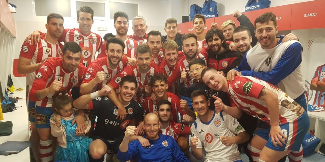 Los jugadores del Torredonjimeno celebran el triunfo ante el CD Ejido 2012.