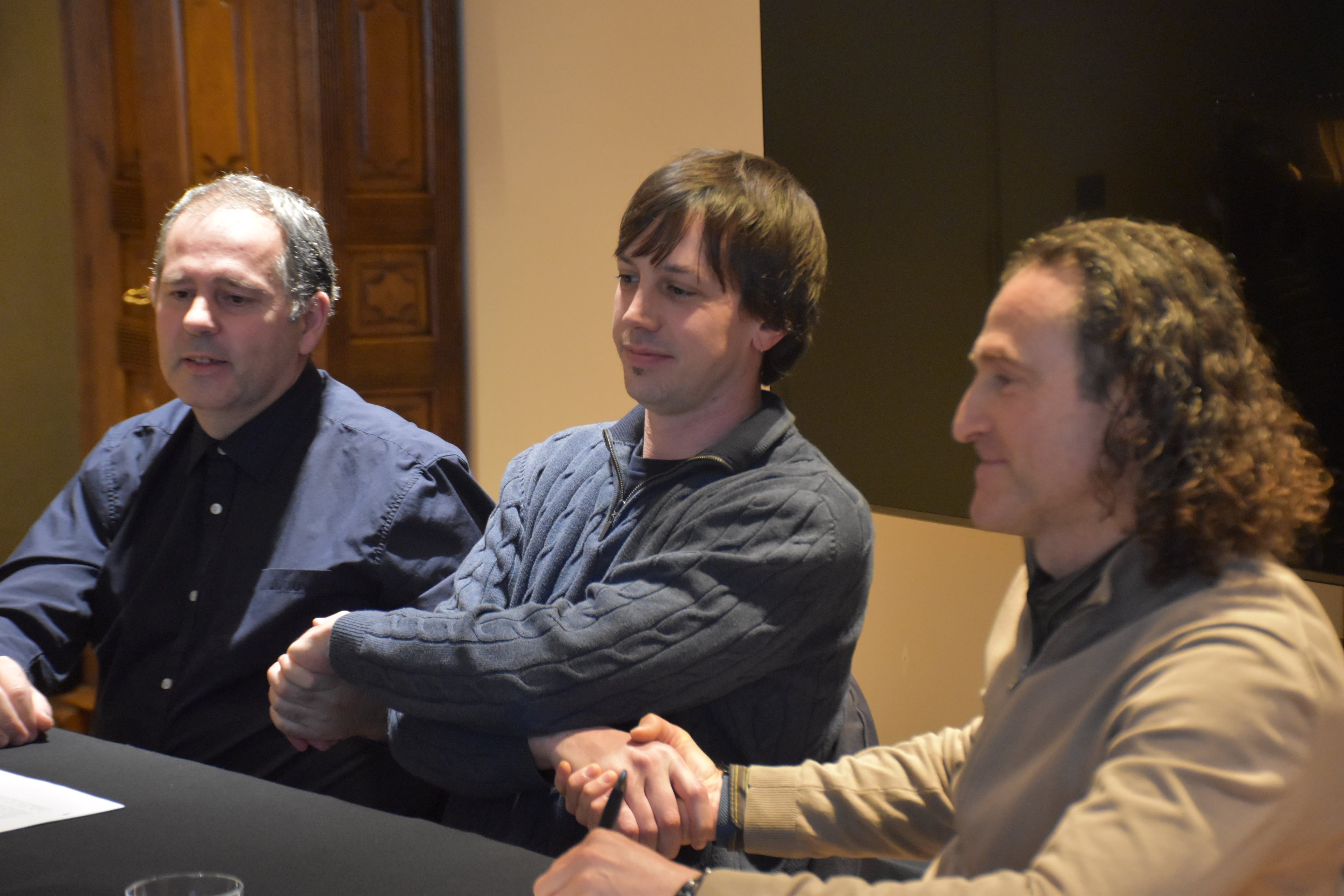 El CEO de CityXerpa, Bernat Altimir, el president de l'ATA, Víctor Ambor, i el president de l'ATI, Armand Godoy, durant la signatura de l'acord