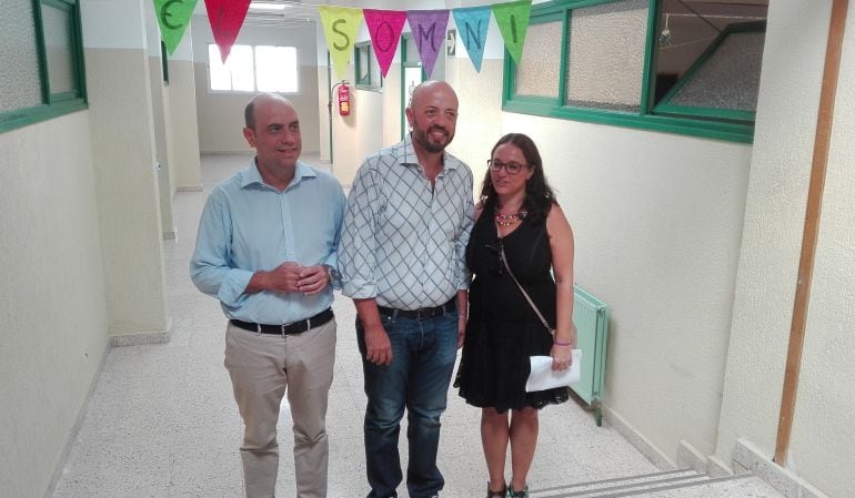 El alcalde, Gabriel Echávarri (i) junto al director de &quot;El Somni&quot;, Emilio Ruiz y la edil de Educación, María José Espuch