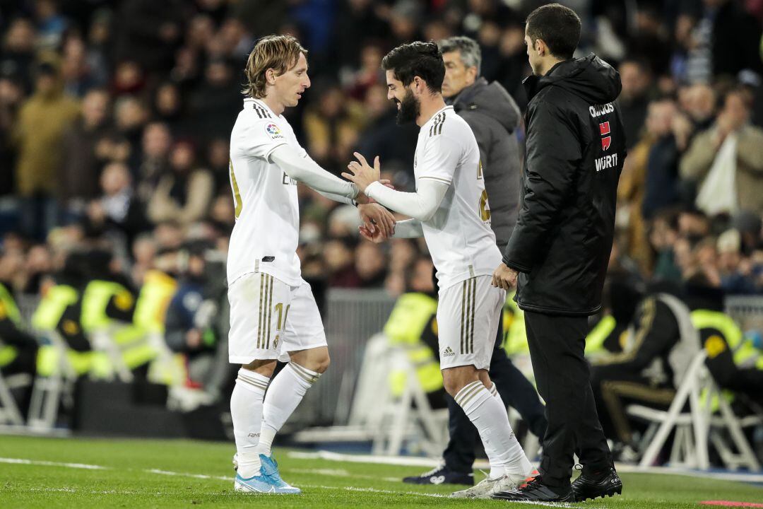 Modric e Isco al momento de la sustitución entre ambos en el partido frente a la Real Sociedad