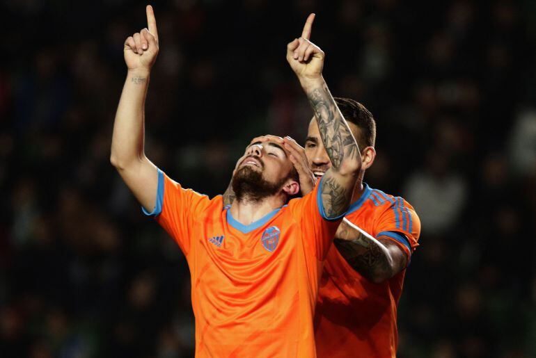 Paco Alcácer celebra su gol ante el Elche con Otamendi