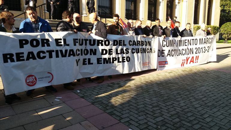 Los sindicatos han despelagado pancartas ante la sede de la Presidencia durante la reunión de sus líderes con Javier Fernández.