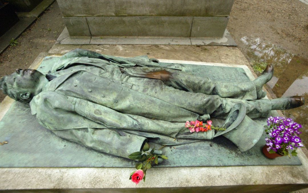 Tumba de Victor Noir en el cementerio Père Lachaise de París.