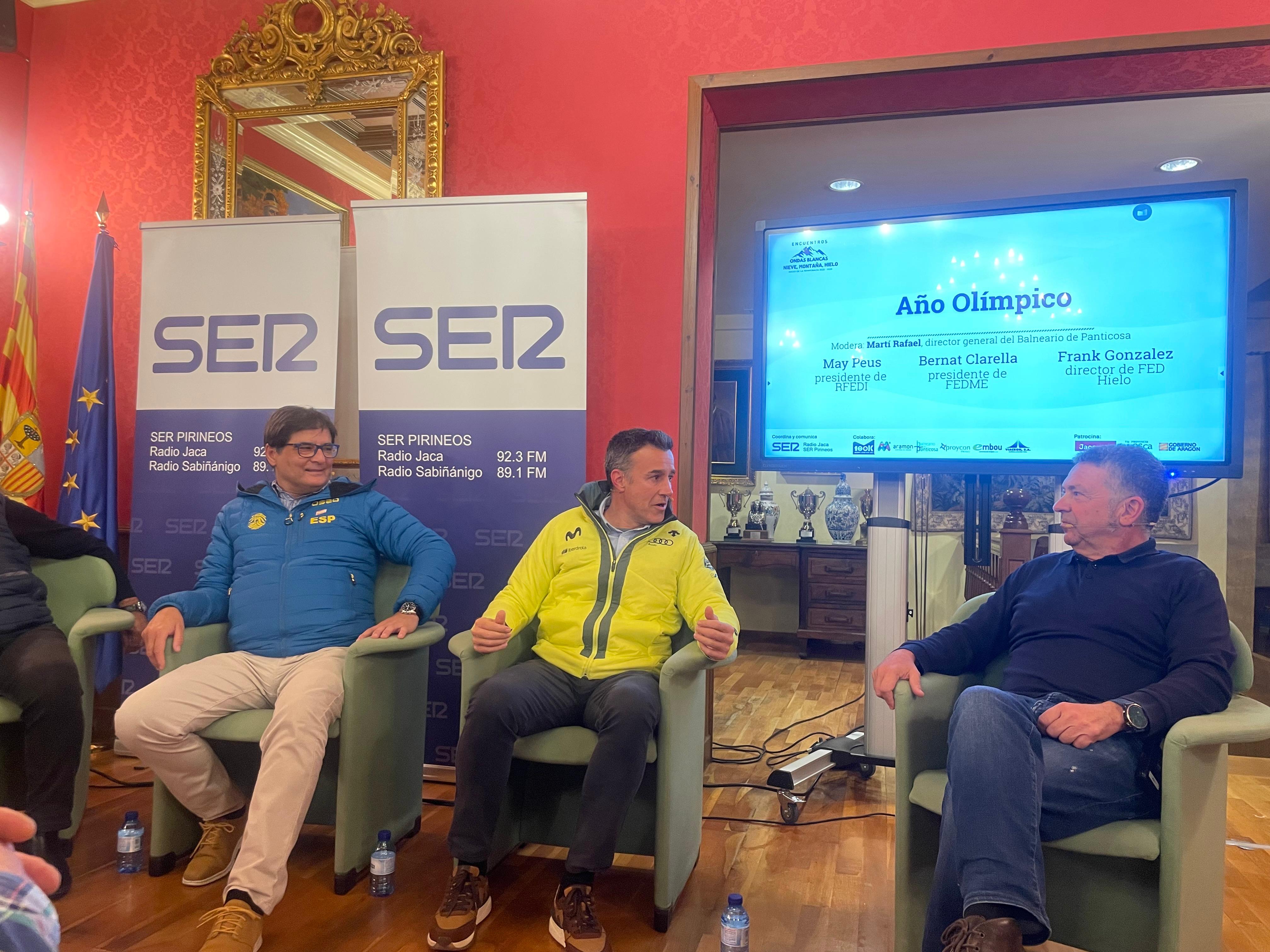los presidentes, olímpicos de Esquí, May Peus, presidente de RFEDI (Real Federación Española Deportes de Invierno); Bernat Clarella, presidente de FEDME (Federación Española de Deportes de Montaña y Escalada) y el presidente de FED Hielo, (Federación Espñaola de Deportes de Hielo) modera, el director general de Deportes de CDS Fernando Molinero.