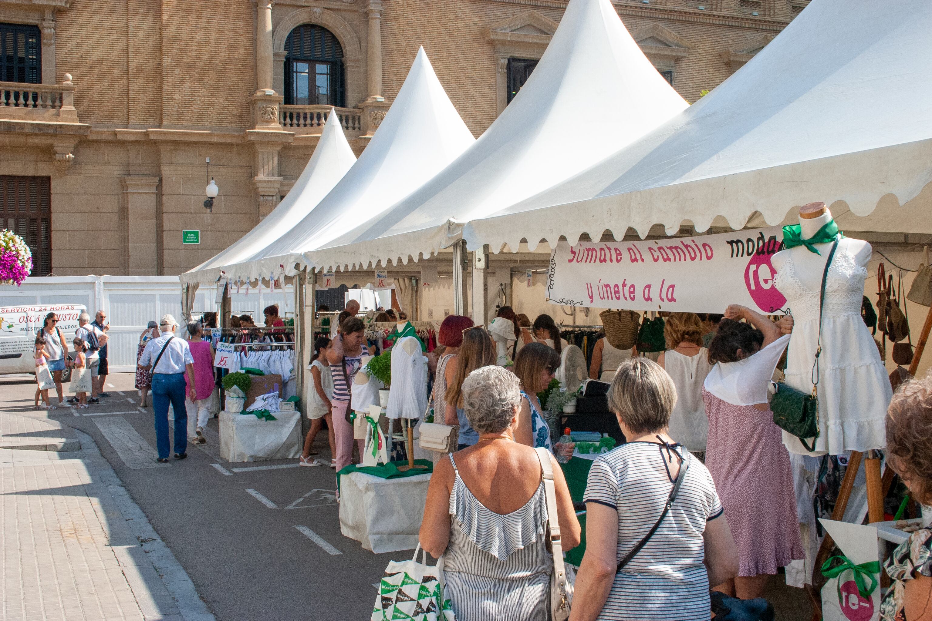 Puestos en Plaza Navarra de las tiendas que participan en el Green Friday