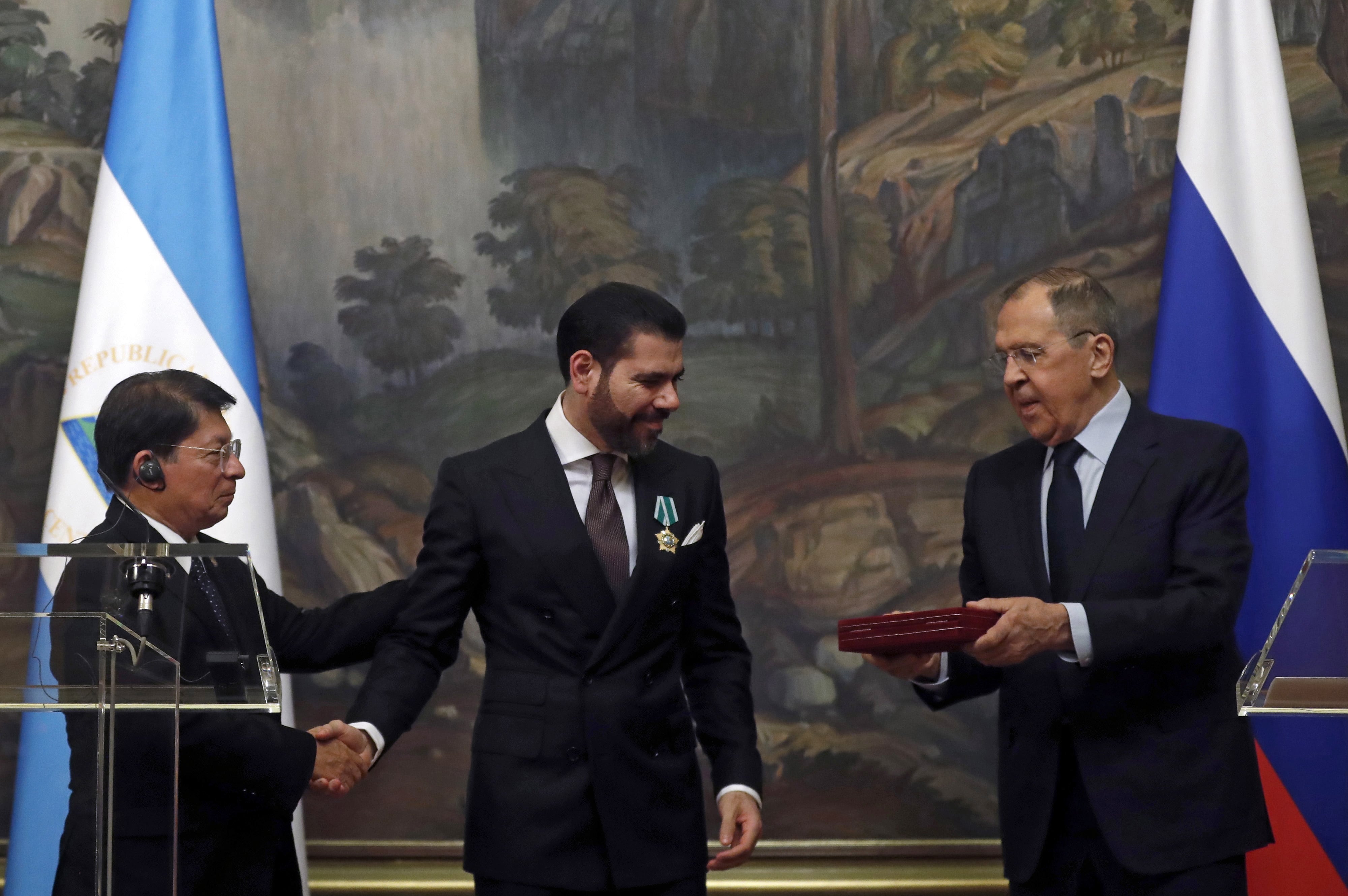 Moscow (Russian Federation), 30/03/2023.- Russian Foreign Minister Sergei Lavrov (R) awards Special Representative of the Nicaraguan President for Trade, Economic and Investment Cooperation with Russia Laureano Ortega (C) with the Order of Friendship during a joint press conference with the Nicaraguan Foreign Minister Denis Moncada (L) following their meeting in Moscow, Russia, 30 March 2023. (Rusia, Moscú) EFE/EPA/MAXIM SHIPENKOV / POOL
