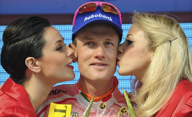 El ciclista holandés Pieter Weening, del equipo Rabobank, luce en el podio el maillot rosa de líder de la clasificación general durante la sexta etapa del Giro de Italia, disputada el jueves 12 de mayo de 2011 entre Orvieto y Fiuggi