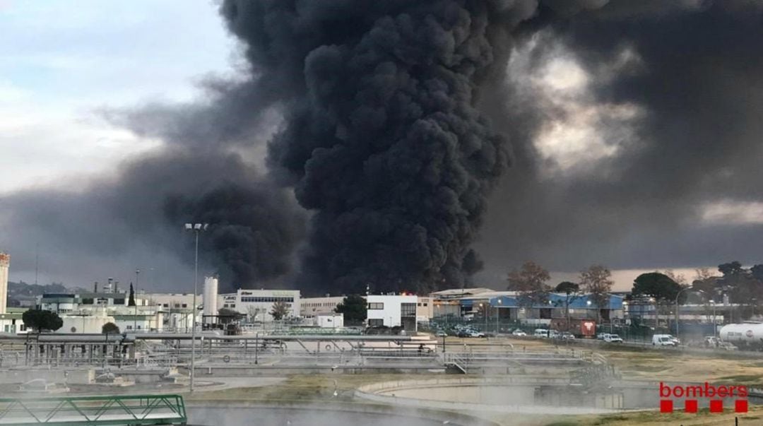 25 dotaciones de bomberos trabajan en un incendio en un polígono de Montornès del Vallès (Barcelona).