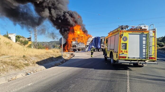 Incendio de un camión en Algeciras