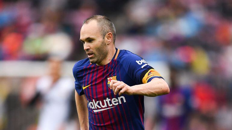 Andrés Iniesta controla el balón durante el encuentro entre el FC Barcelona y el Valencia.