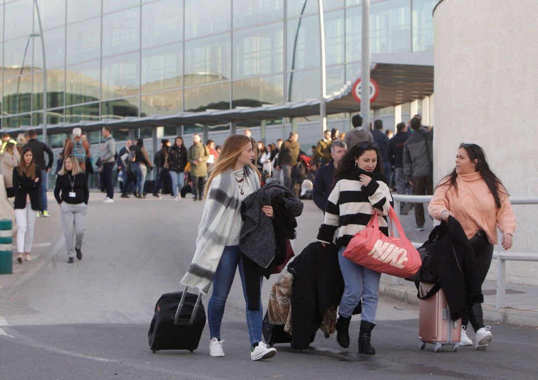 Pasajeros desalojados del aeropuerto de Alicante-Elche a causa del incendio en una de las cubiertas de la terminal de embarque