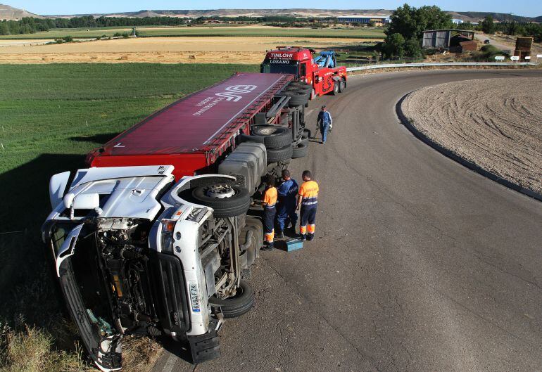 Imagen del camión volcado