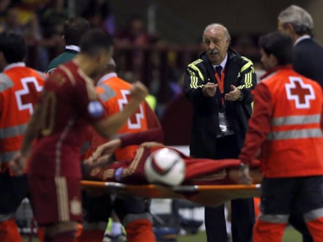 Morata siendo retirado en camilla