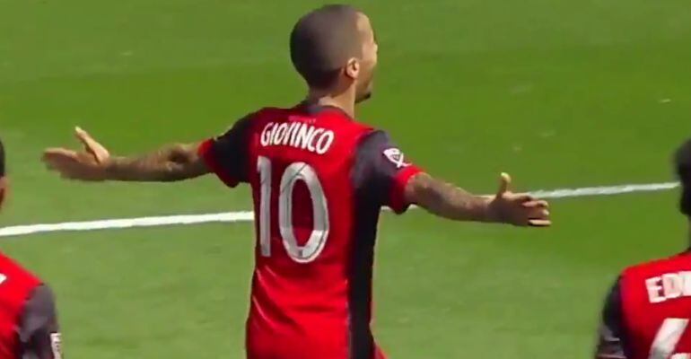 Sebastian Giovinco celebra la asistencia de lujo en el tercer tanto