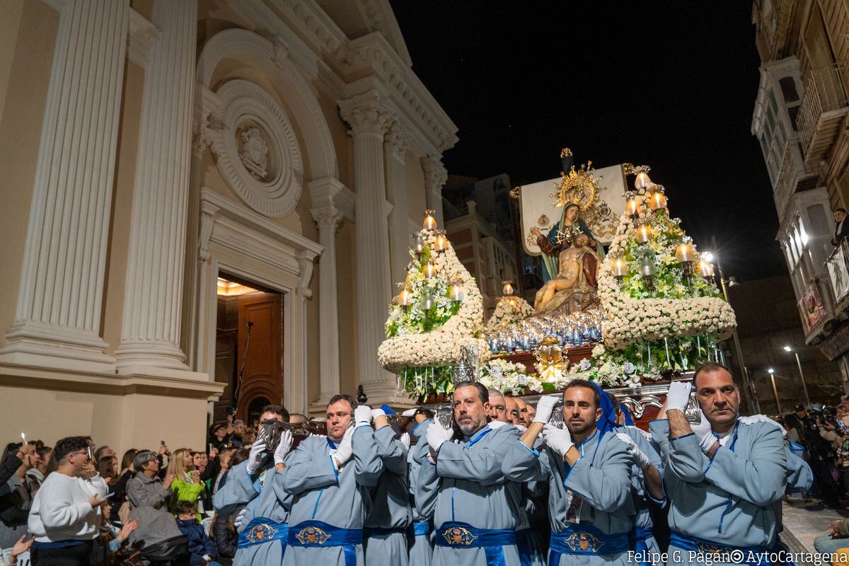 La imagen de la Piedad frente a la Basílica de la Caridad