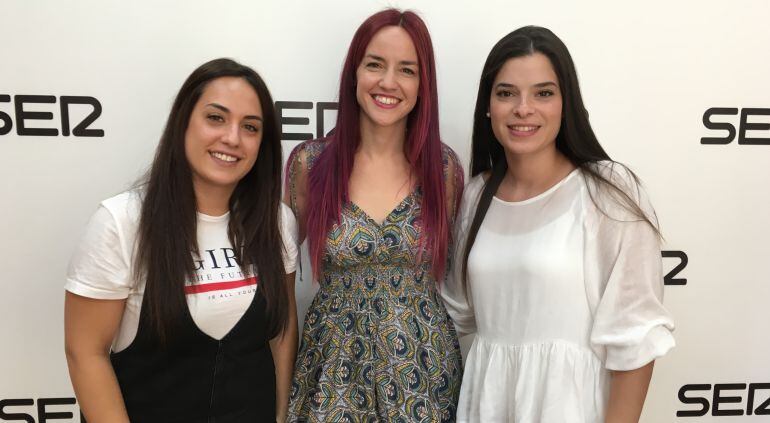 Anna Gil Wittke acompañada de dos de sus alumnas