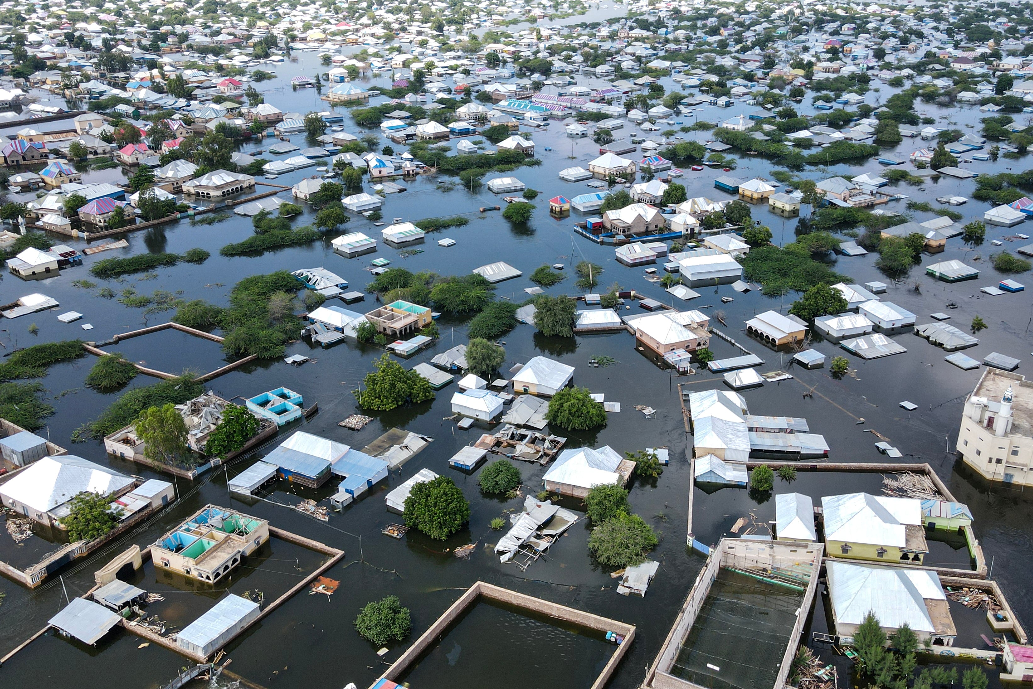 -FOTODELDIA- Beleweyne (Somalia), 20/11/2023.- Una vista aérea tomada con un dron muestra una zona inundada en Beledweyne, región de Hiran, Somalia central, 20 de noviembre de 2023. Las aguas del río Shabelle han llegado a Beledweyne, obligando a las familias a buscar refugio en terreno más alto. Los funcionarios regionales dijeron que al menos doce personas murieron a causa de las inundaciones en Beledweyne tras las fuertes lluvias, mientras Somalia enfrenta la peor sequía en 40 años. EFE/SAID YUSUF WARSAME
