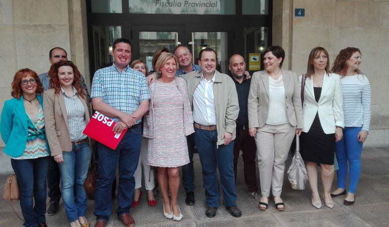 Los componentes de la candidatura socialista por Alicante, tras registrar su lista para el 26-J en la Junta Electoral