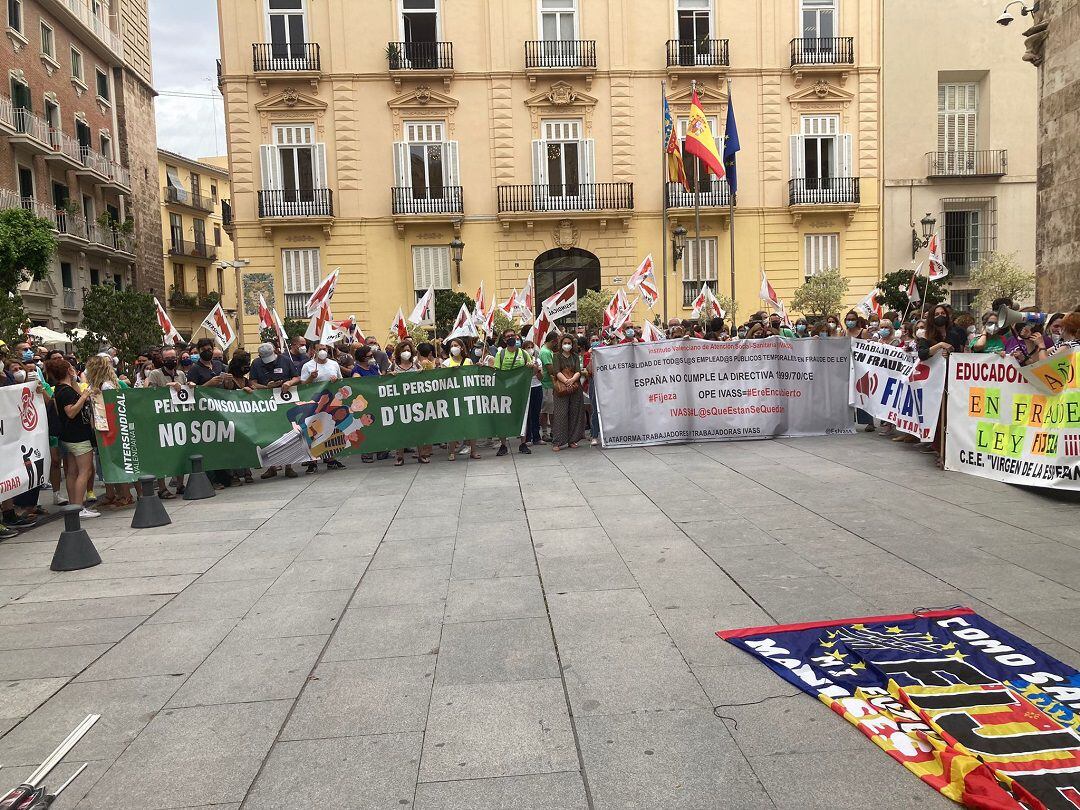 Trabajadores interinos en la concentración covocada ante el Palau de la Generalitat