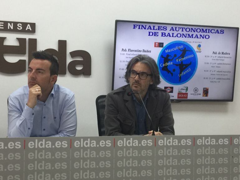 El edil de Deportes, Fernando Gómez, (I) con el presidente del C. Bm. Fem. Elda, Manuel Pastor