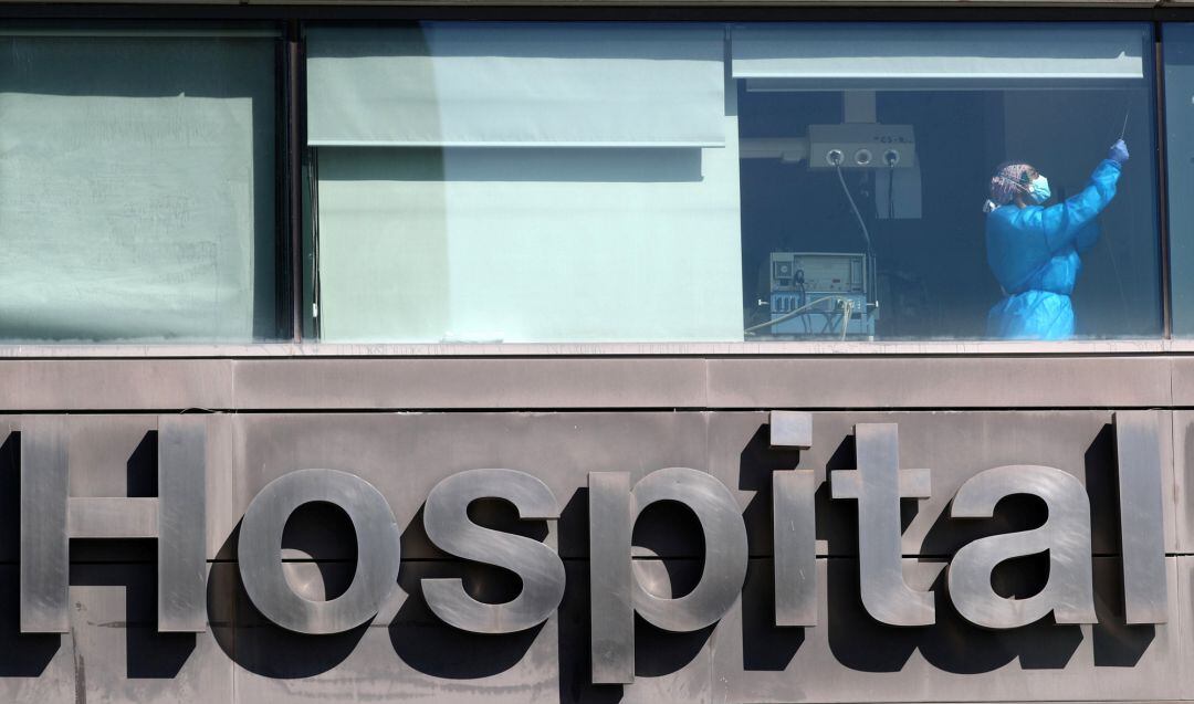 Una sanitaria en la UCI del Hospital de La Paz