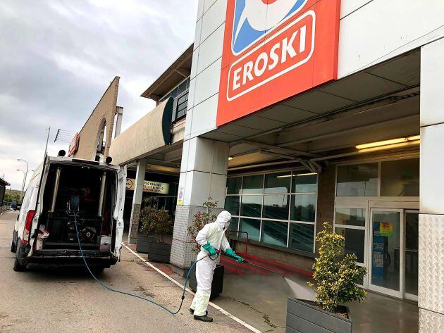 Desinfección Covid-19 en la puerta de Eroski GU