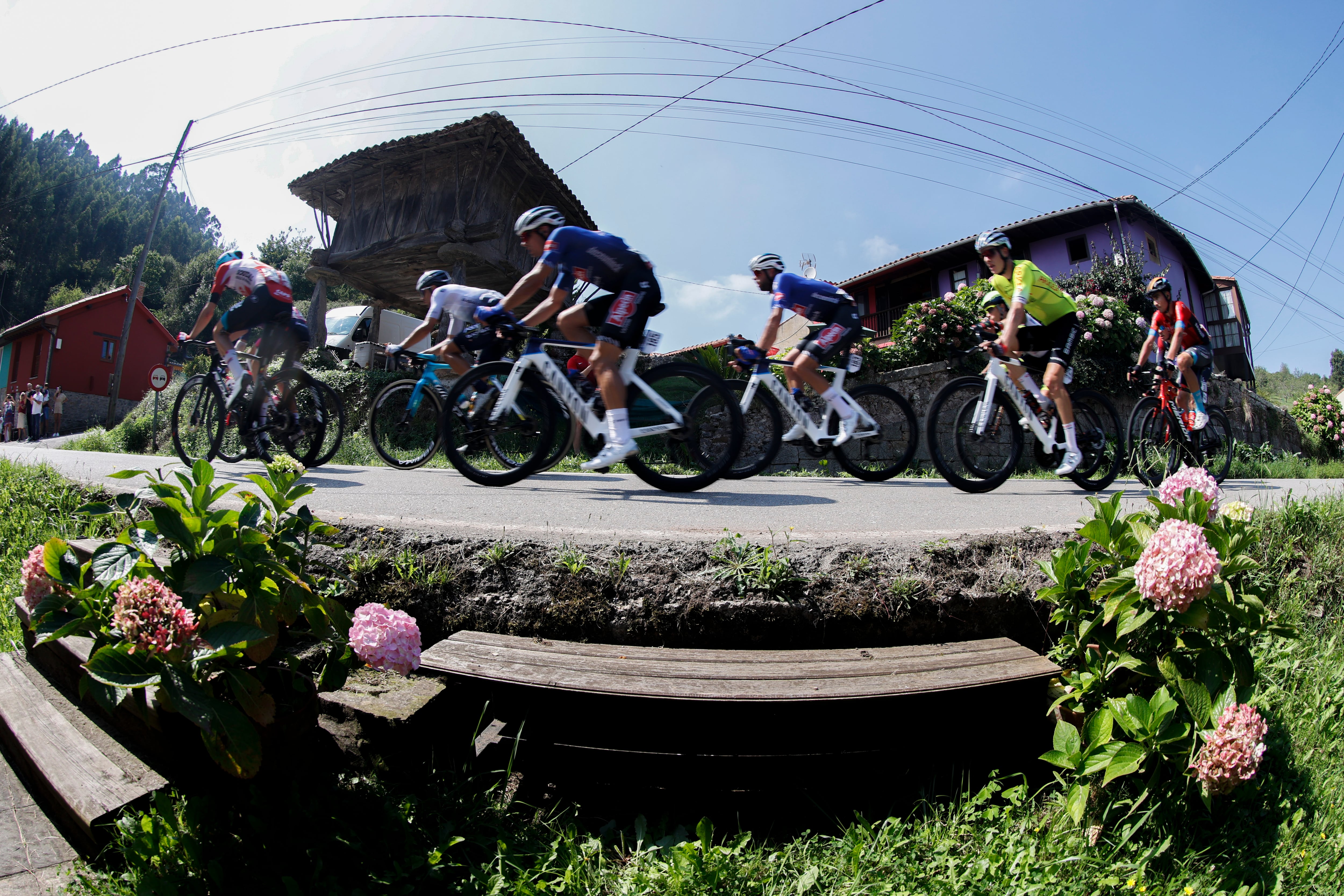 VILLAVICIOSA (ASTURIAS), 28/08/2022.- Un grupo de escapados del pelotón este domingo durante la novena etapa de La Vuelta Ciclista a España, disputada entre las localidades asturianas de Villaviciosa y Les Praeres, Nava (171,4 km.). EFE/Javier Lizón
