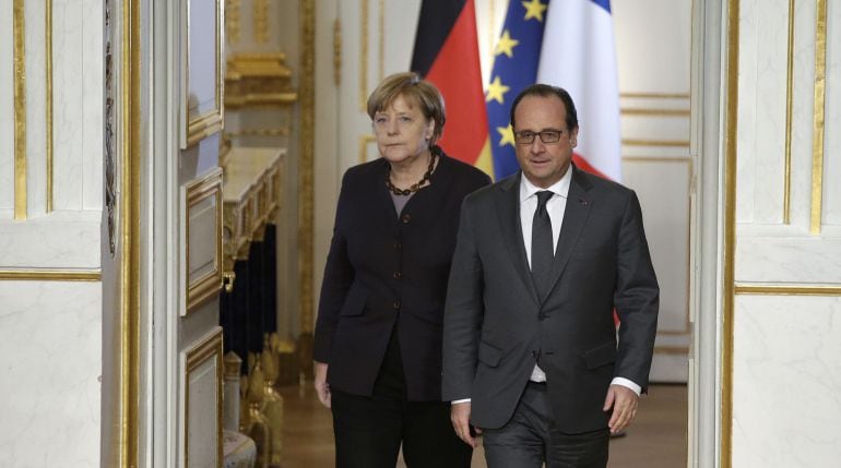 El presidente francés, François Hollande, recibe a Angela Merkel, canciller alemana, en El Elíseo