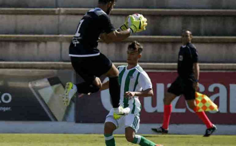 Gianfranco se hace con el balón en el partido de la primera vuelta.