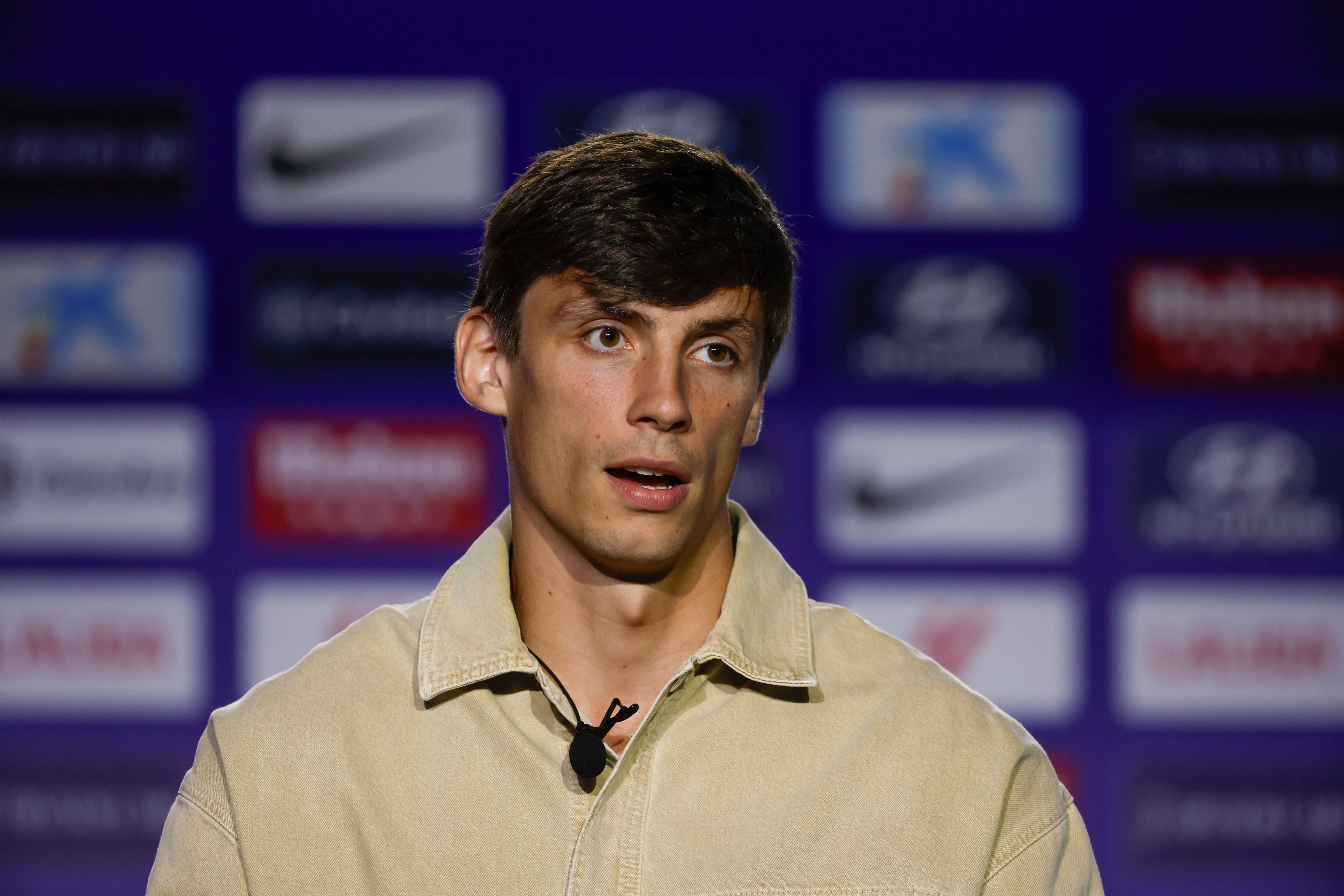 MADRID, 14/08/2024.- El defensa internacional español Robin Le Normand ha sido presentado hoy 14 de agosto 2024 como nuevo jugador del Atlético de Madrid a cinco días de su debut liguero frente al Villarreal. EFE/ J.J.Guillen
