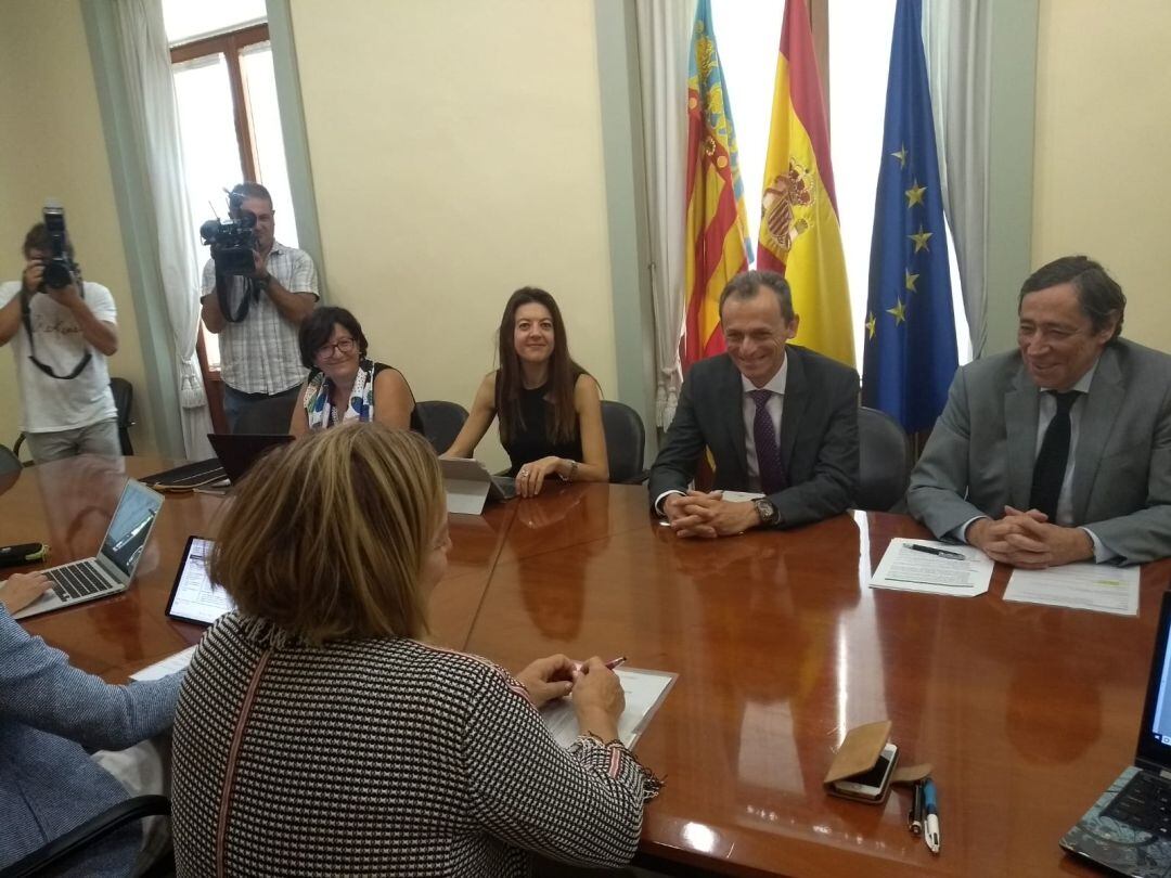 El ministro Pedro Duque (c) y la consellera de Innovación, Carolina Pascual, han presidido la reunión con representantes de organismos científicos para sentar las bases del próximo Centro de Investigación de Envejecimiento en Alicante.