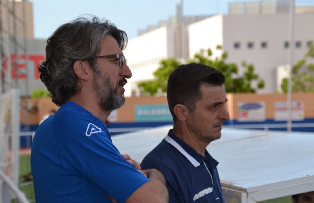 Juan Carlos Signes dirigiendo desde el banquillo.