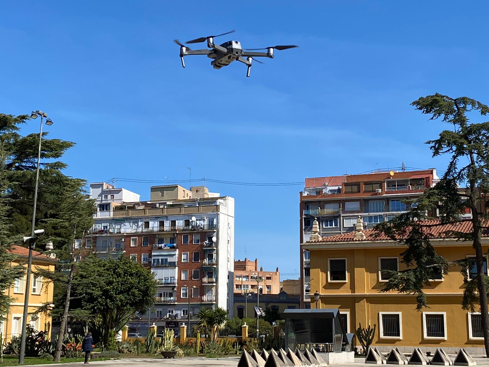 La Policía Local de València presenta un dron capaz de detectar la temperatura corporal de cada persona en una aglomeración