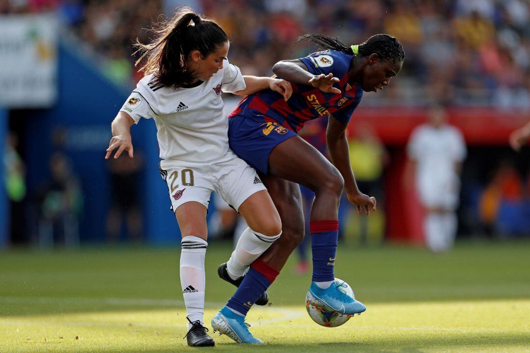  La jugadora del CD Tacón, Ainoa Campo, disputa el balón ante Asisat Oshoala