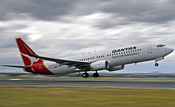 Un boeing de la aerolínea Qantas despegando en el aeropuerto de Sidney