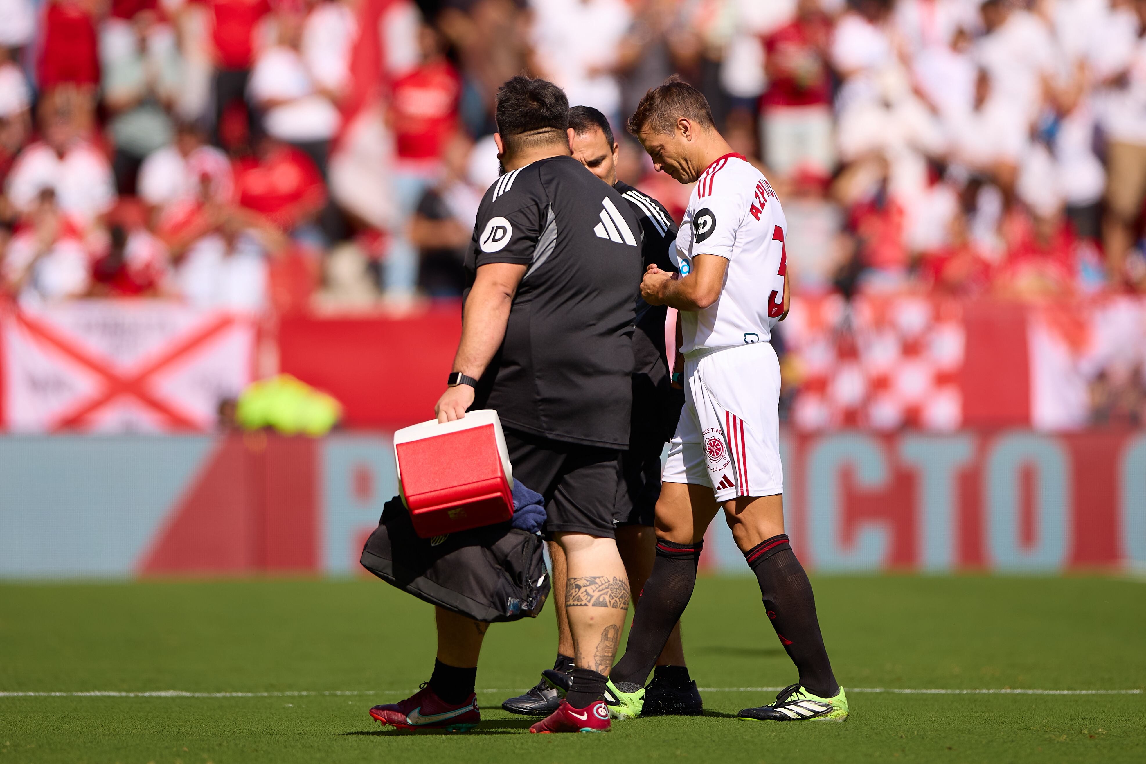 César Azpilicueta se marcha lesionado